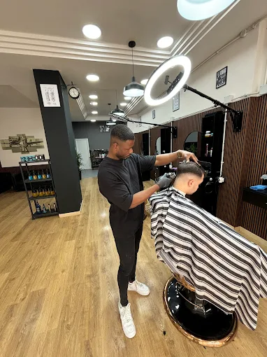 Luis, barbero propietario de Barbershop by Luis en Cartagena